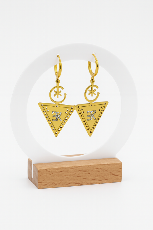 Boucles d'oreilles LALLA dorées en forme de triangle inspirées des bijoux berbères, légères et élégantes, style moderne et traditionnel.