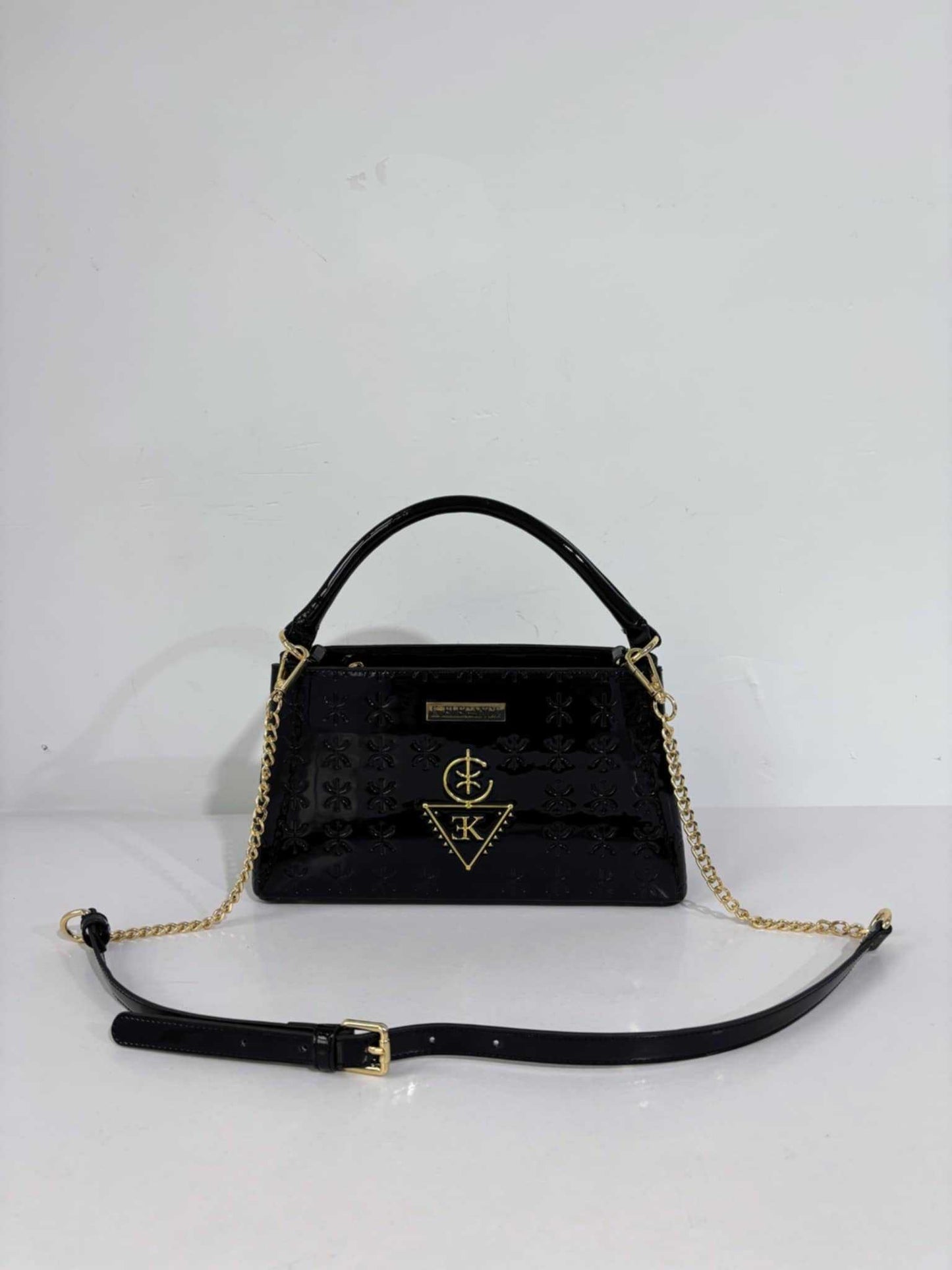 Sac TASSEDA noir en cuir premium avec logo doré 3D K.ELEGANCE et bandoulière ajustable.