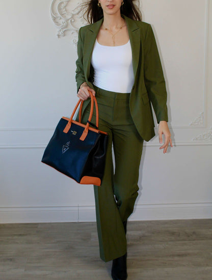 Femme élégante portant un sac fourre-tout THILLELI noir avec ganses brunes au bureau.